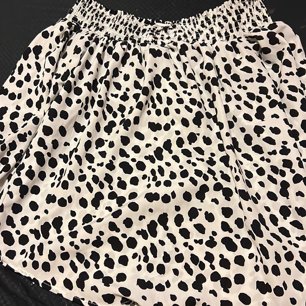 Black an whit long sleeve shirt